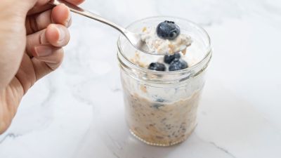 RECETTE | Gruau du lendemain coco & chia (par les fondatrices de Bébé mange seul)