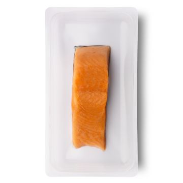 Saumon d'élevage en portion avec peau
