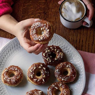 Beignes végétaliens avec caramel aux amandes